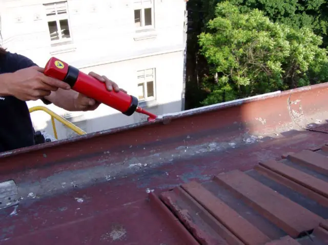 Felhelyezett galambriasztó egy kezelt párkányon, 10. munkafotó