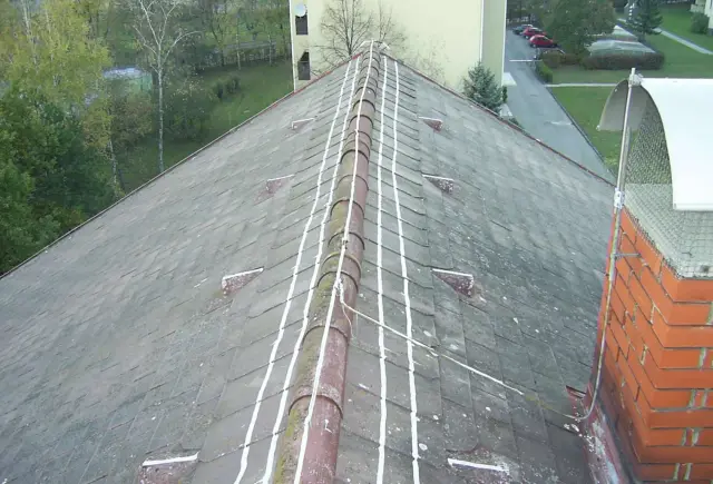 Felhelyezett galambriasztó egy kezelt párkányon, 12. munkafotó