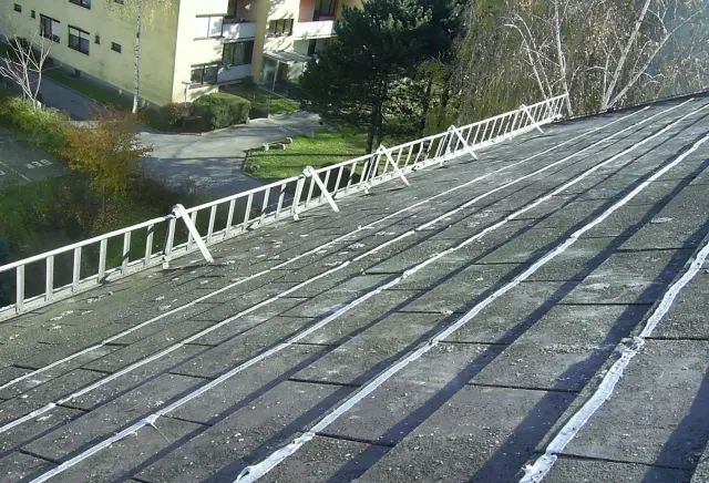 Felhelyezett galambriasztó egy kezelt párkányon, 14. munkafotó