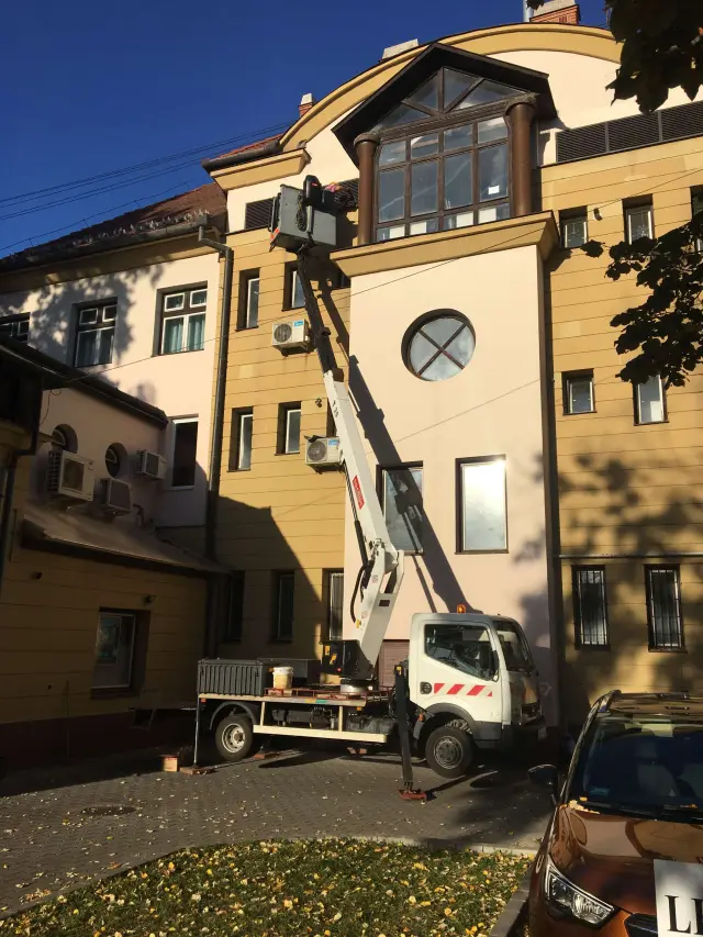 Felhelyezett galambriasztó egy kezelt párkányon, 16. munkafotó