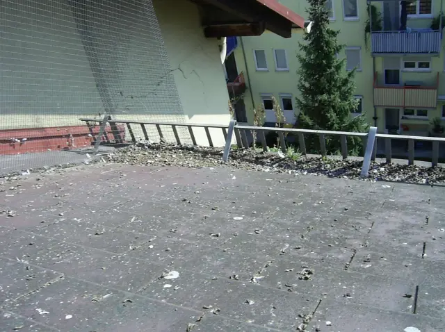 Felhelyezett galambriasztó egy kezelt párkányon, 7. munkafotó